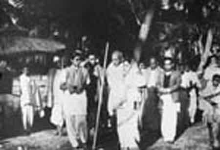 Gandhiji with Jitendramohan Dutta, Souren Bose, Taralika Sen, Manu Gandhi and Arun Dasgupta.jpg